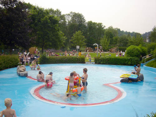 Planschbecken mit Rutschbahn